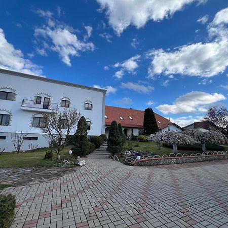 Отель Colina Restaurant & Events Бистрица Экстерьер фото