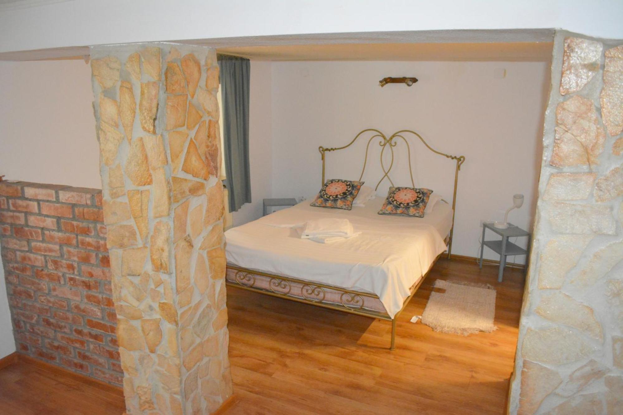 Отель Colina Restaurant & Events Бистрица Экстерьер фото