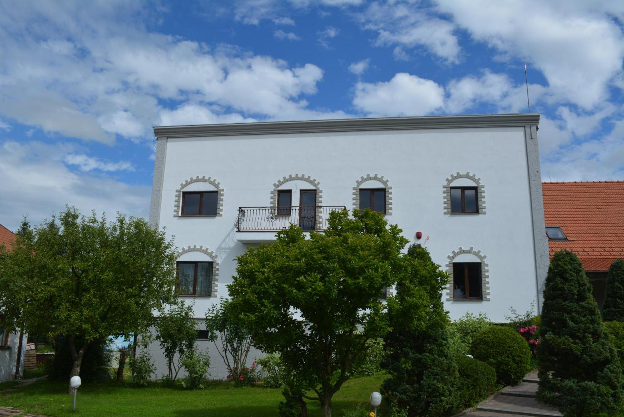 Отель Colina Restaurant & Events Бистрица Экстерьер фото
